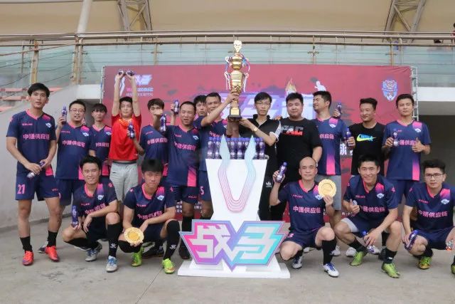 记者：巴黎5000万欧敲定阿克利乌什，下一位新援可能是戈茨
